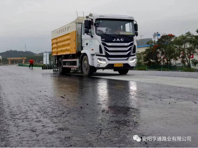 祝賀我司深汕西項目透層、封層試驗段圓 滿成功